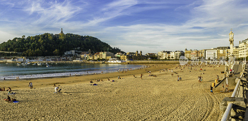 全景的一大群人享受在Playa de La Concha，圣塞巴斯蒂安，多诺斯蒂亚，巴斯克国家，西班牙